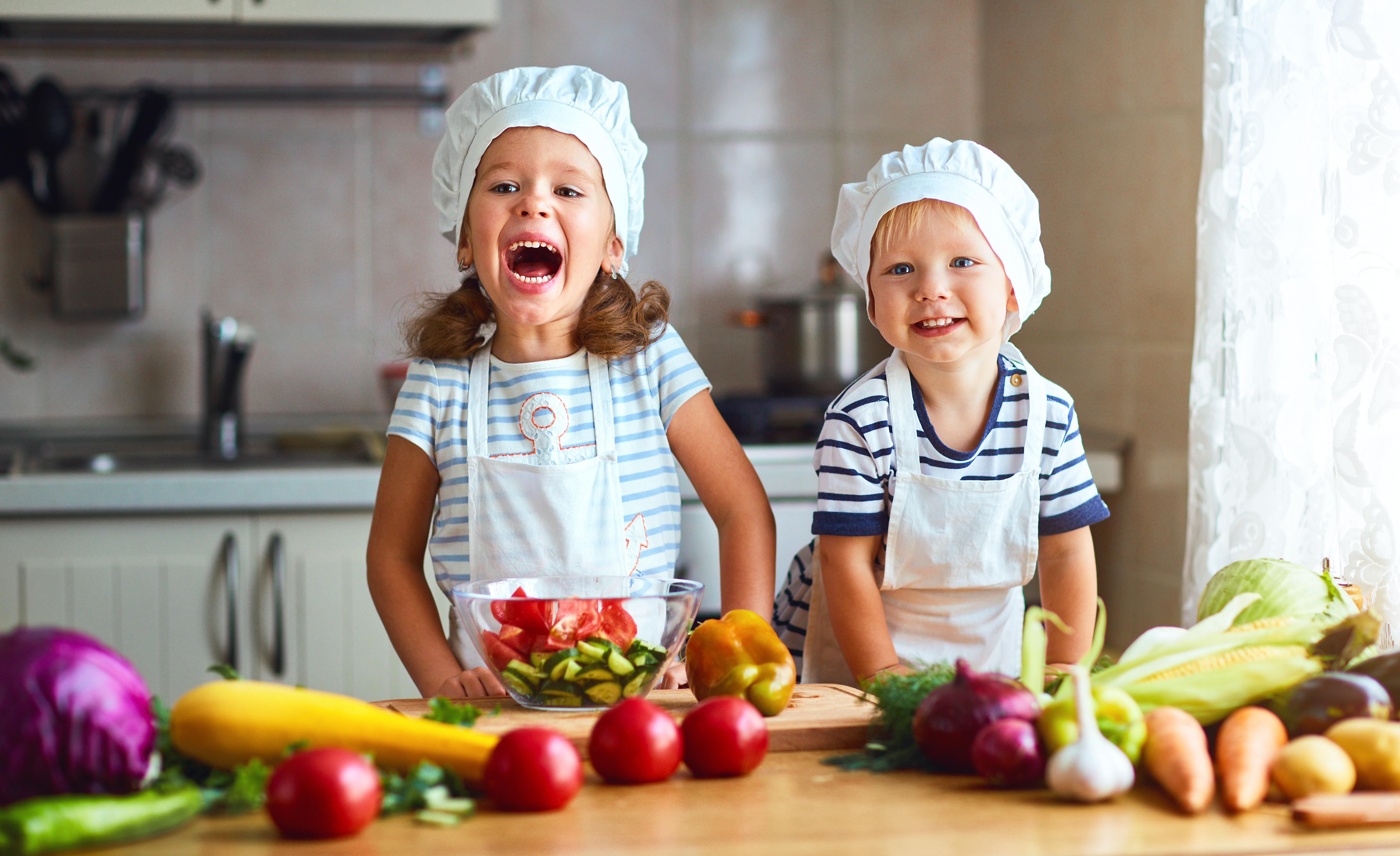 Ausgewogene Ernährung - Kinder bereiten Gemüse zu