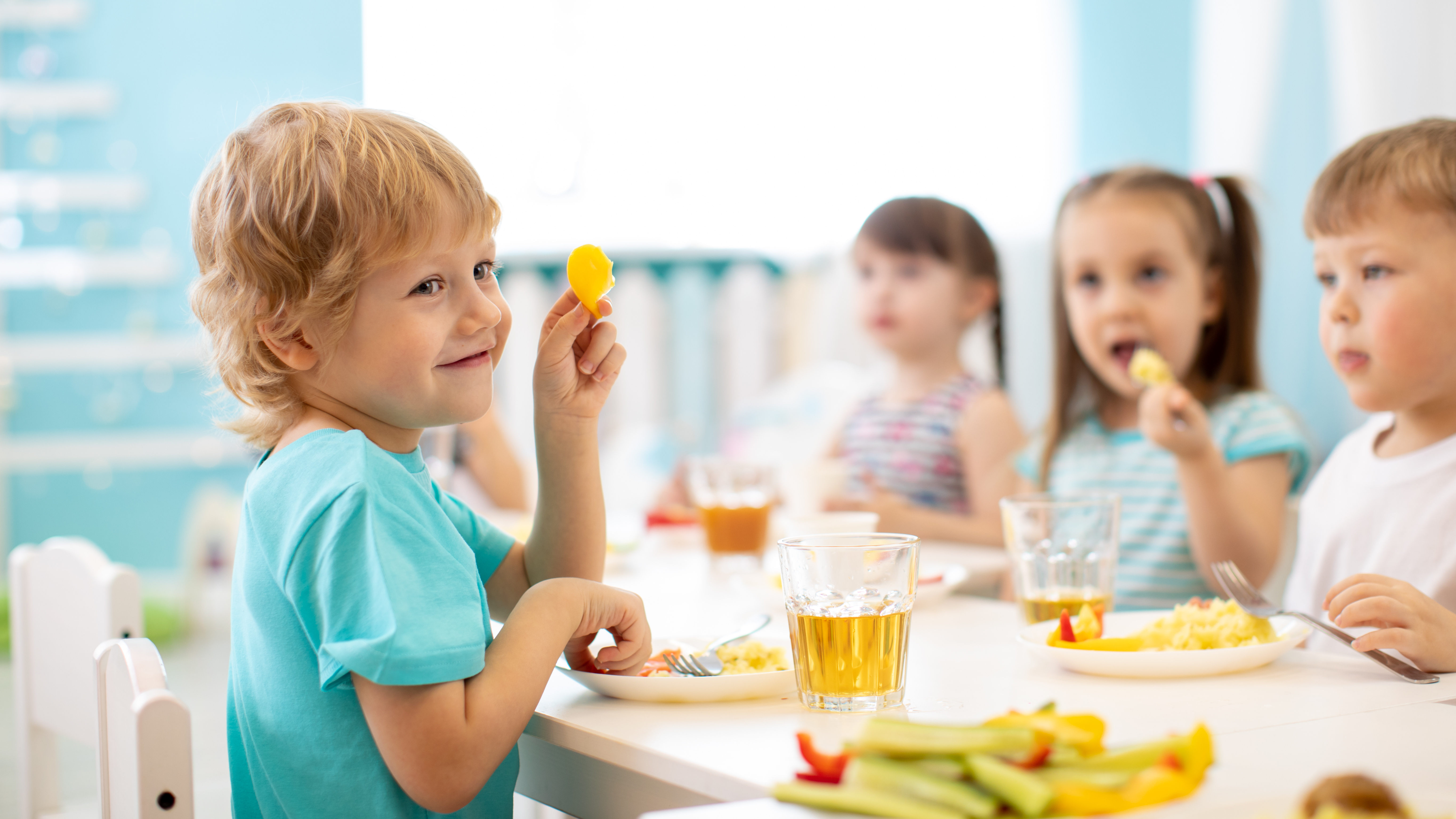 Ausgewogene Ernährung - Kinder essen gemeinsam Gemüse