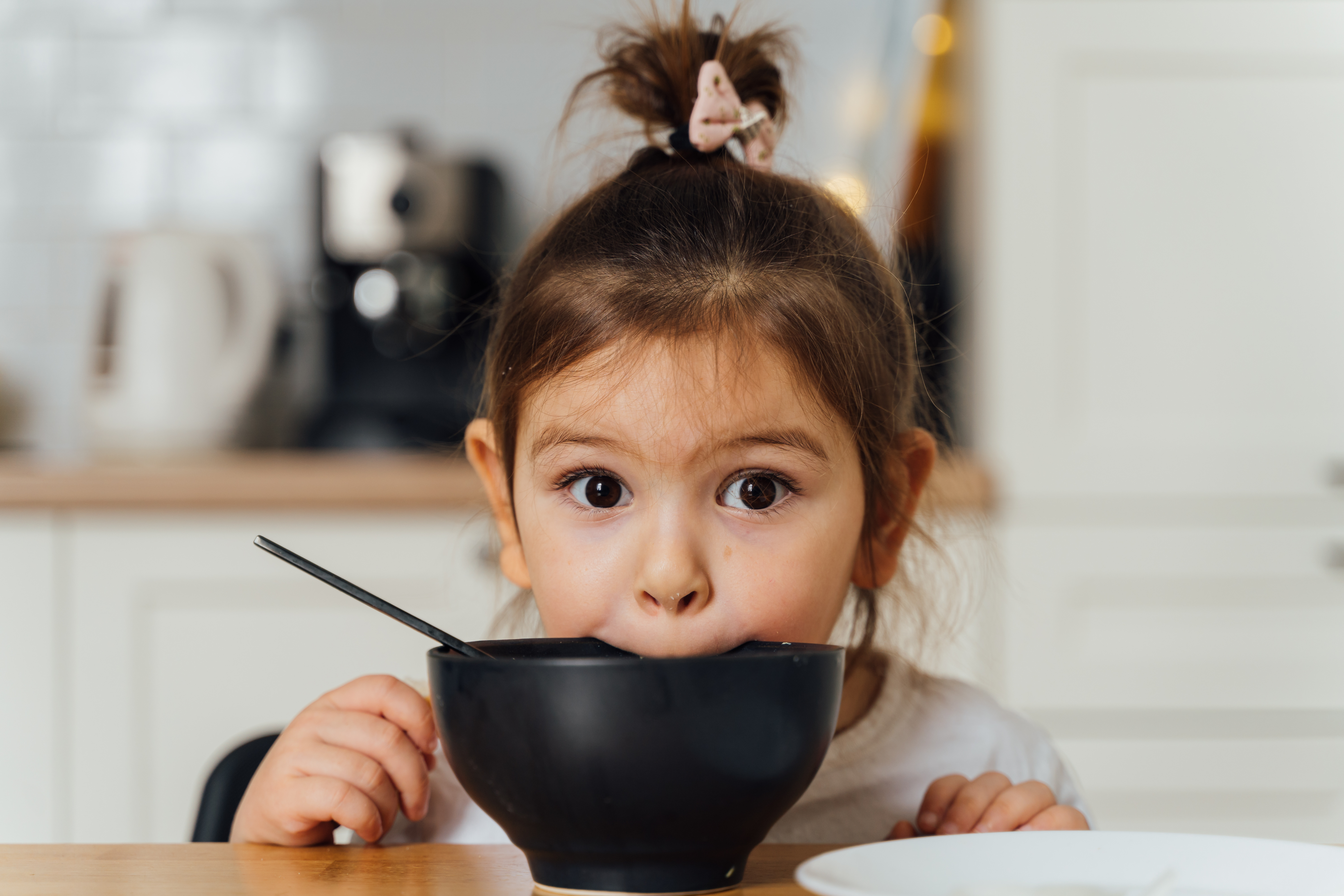Kinder und Ernährung - Mädchen mit Suppenschüssel
