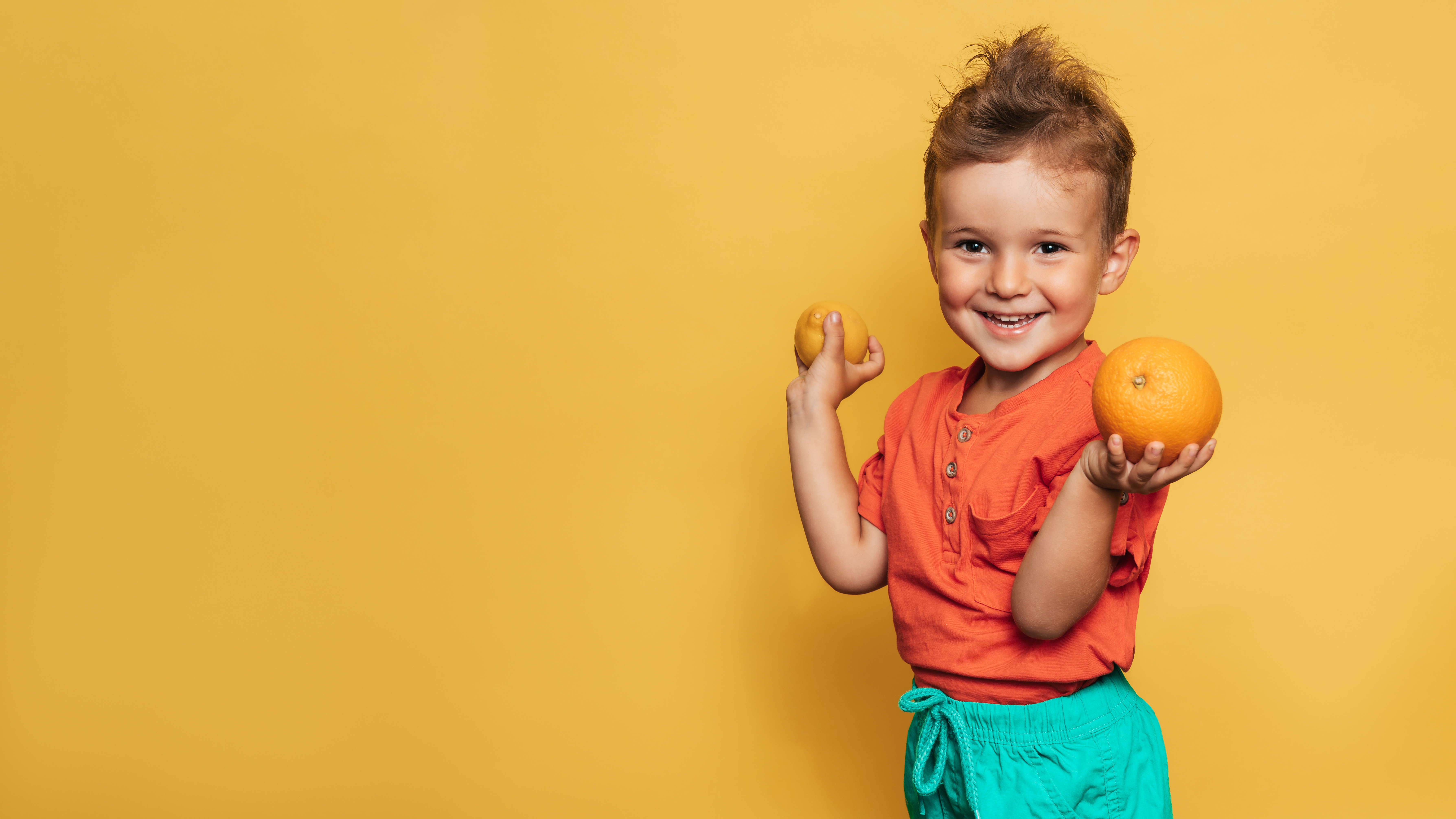 Ausgewogene Ernährung für Kinder - Junge mit Obst