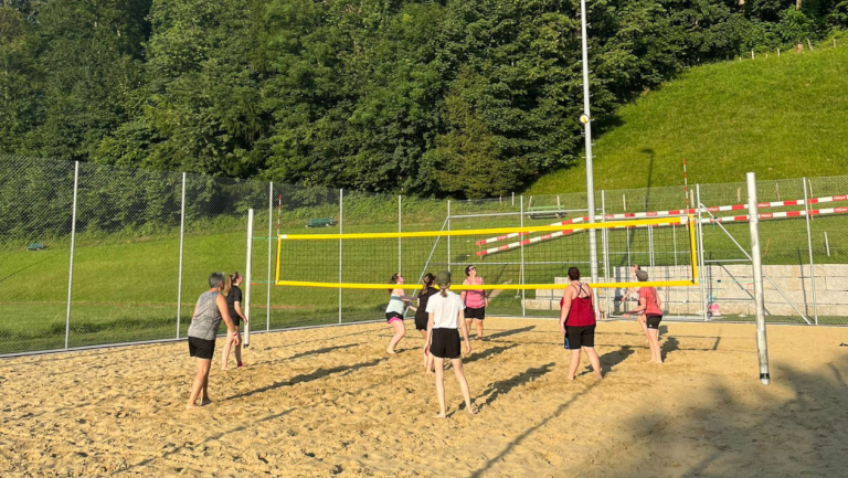 Spielplatz Hergiswil mit Beachvolleyballfeld
