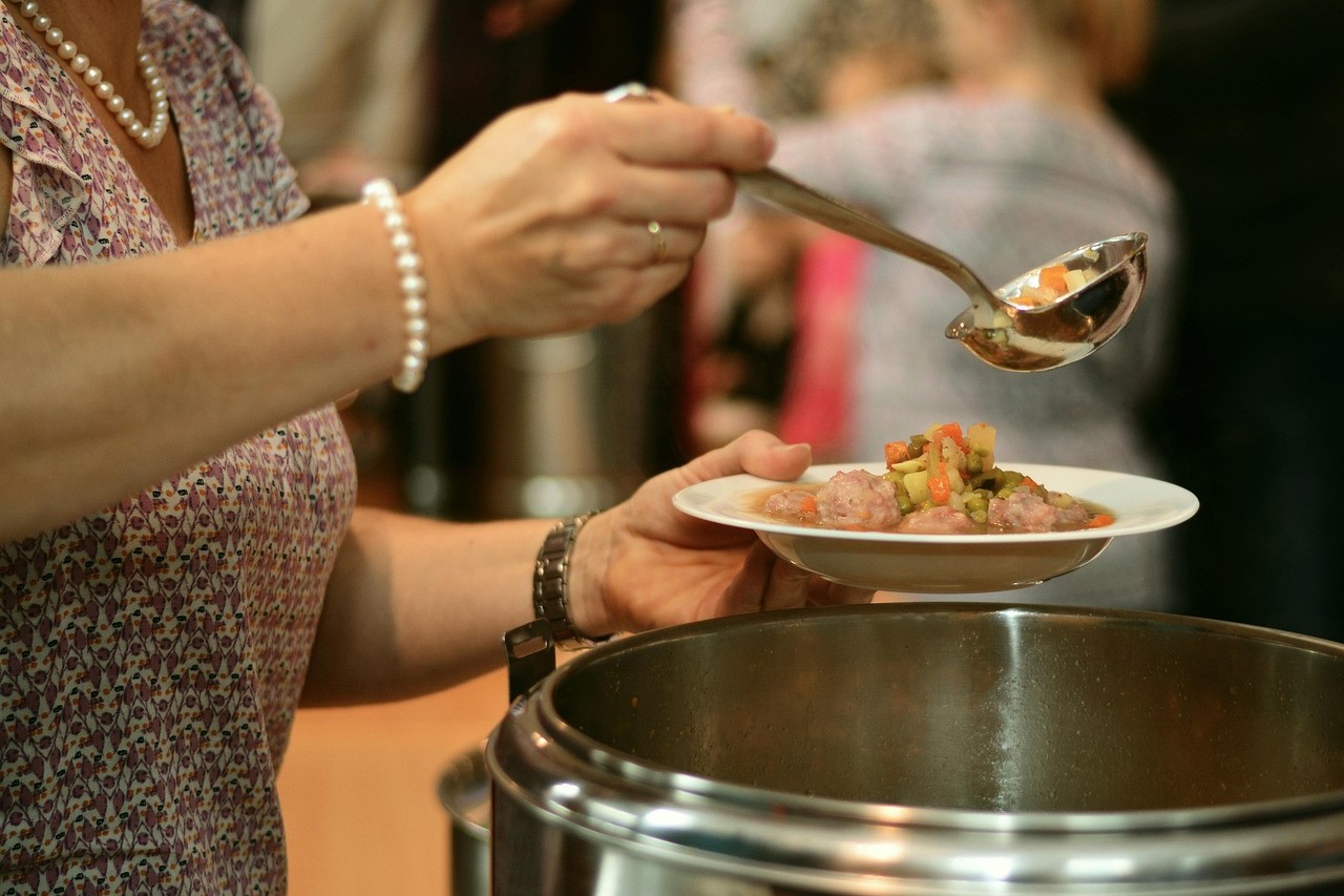Symbolbild - Suppe schöpfen