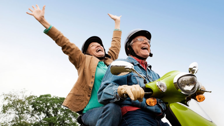 Älteres Paar auf Vespa