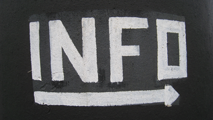 Weisser Schriftzug "Info" mit Pfeil nach rechts auf schwarzem Grund