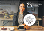 Flyer Sero Suchtprävention - Junge Frau sitzt nachdenklich bei einem Kaffee